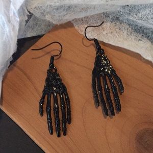 🍏50% OFF/3+...👻🎃Skeleton Hand Halloween Dangle Earrings